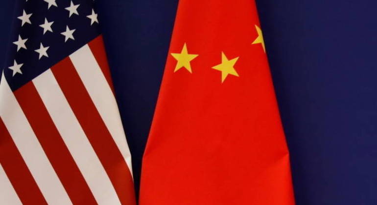 Bandeiras dos Estados Unidos e da China lado a lado em Pequim