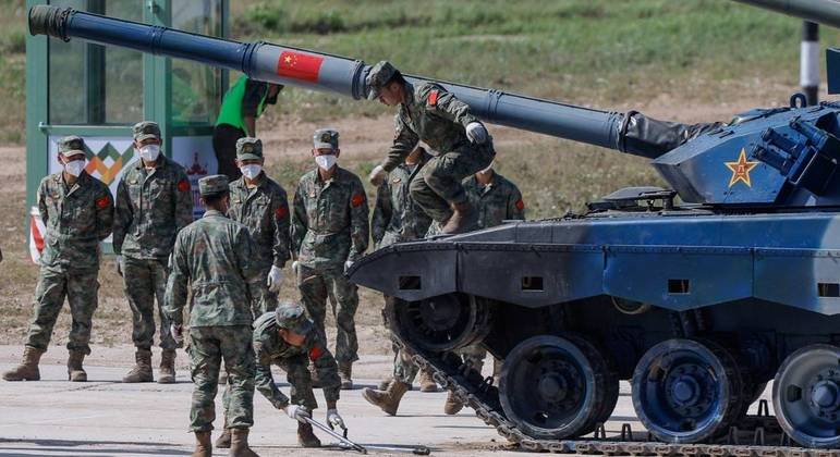 Chineses operam tanque de guerra nos arredores Moscou
