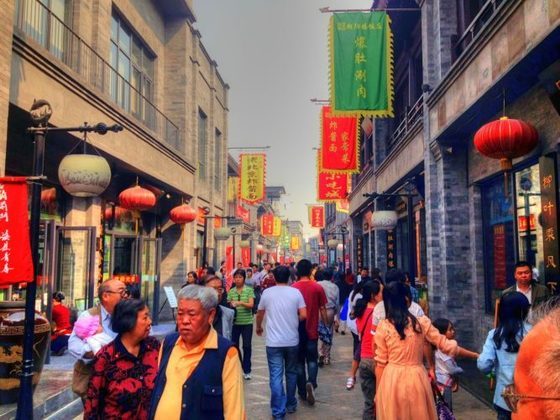 China: Mesmo nas maiores metrópoles do país, como Pequim e Xangai, a tradição e a superstição ainda são muito valorizadas. Um exemplo disso é a cultura das gorjetas.
