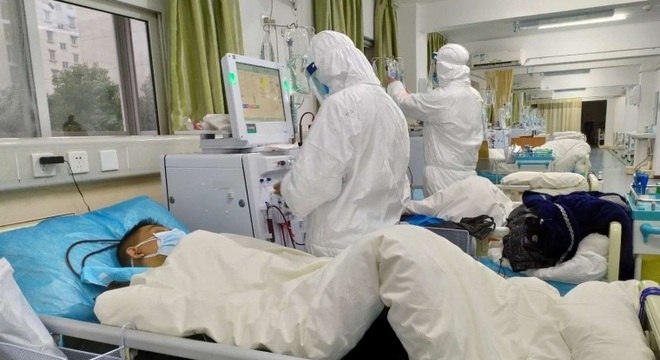 Paciente com coronavírus é tratado em hospital de Wuhan. na China
