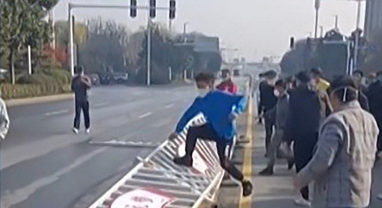 Trabalhadores da fábrica de iPhone da Foxconn protestam em Zhengzhou, no centro da China
