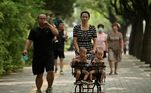  2º China: 1,425 bilhãoA população da China alcançou um pico de 1,426 bilhão de habitantes em 2022, mas esse número já começou a diminuir. Segundo projeções da ONU, a população chinesa pode cair do patamar de 1 bilhão até o fim do século