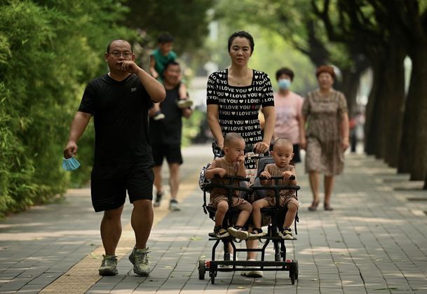  2º China: 1,425 bilhãoA população da China alcançou um pico de 1,426 bilhão de habitantes em 2022, mas esse número já começou a diminuir. Segundo projeções da ONU, a população chinesa pode cair do patamar de 1 bilhão até o fim do século