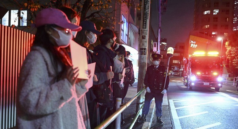 Papéis em branco se tornaram símbolo dos protestos chineses; sinal é repetido pelo mundo
