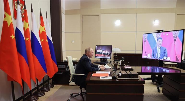 Vladimi Putin e Xi Jinping fizeram uma reunião virtual nesta quarta-feira (15)