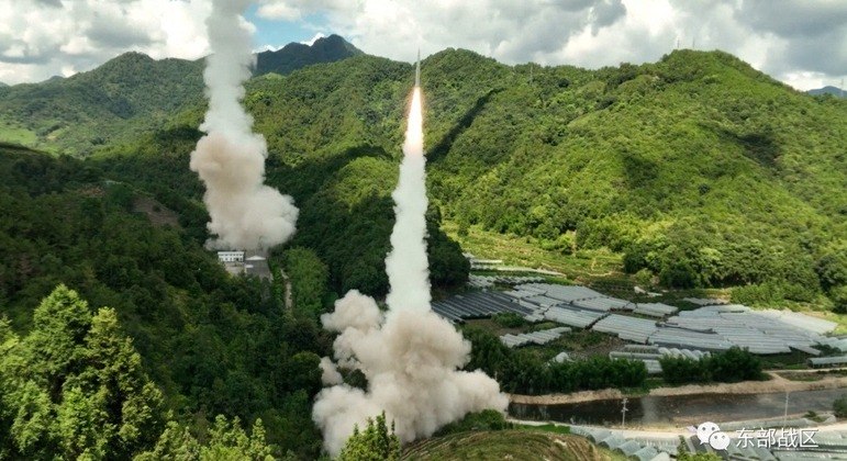 Forças Armadas da China realizam exercícios militares com mísseis perto da costa de Taiwan 
