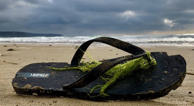 O fabricante desse chinelo disse que teve produtos perdidos do navio Maersk Shanghai