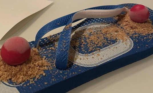 Restaurante serve sobremesa em chinelo e deixa internautas chocados: 'Foram longe demais' (Reprodução/Twitter Guilherme Teixeira)