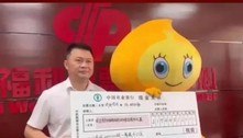 Chinês se fantasia para receber prêmio de R$ 153 milhões da loteria sem que esposa e filho descubram 