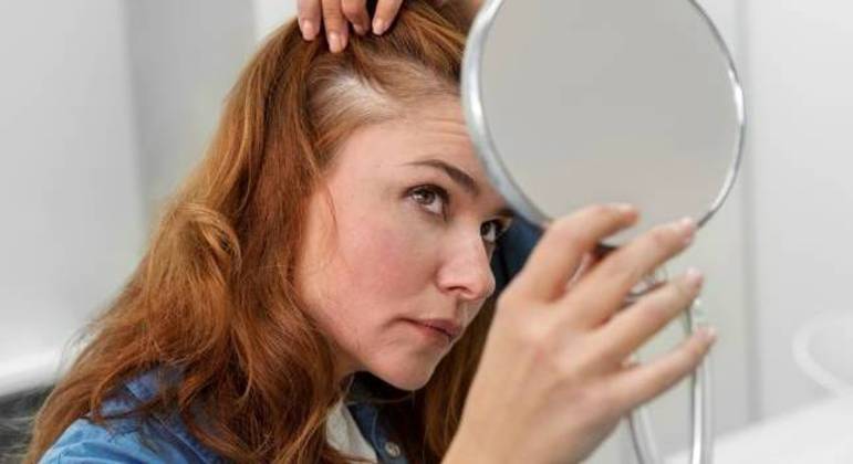 Uso do chip da beleza pode causar queda acentuada de cabelo, diz especialista