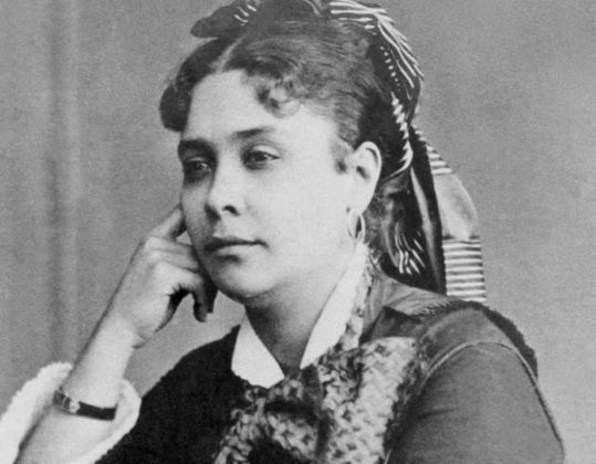 Chiquinha Gonzaga (1847-1935) foi compositora, autora de mais de 2.000 músicas e a primeira mulher a reger uma orquestra no Brasil. Francisca Edwiges Neves Gonzaga também se envolveu com a política, militando em prol da abolição da escravidão e do fim da monarquia. Costumava chamar a atenção das pessoas por fumar em público, algo que não era considerado de bom-tom para mulheres na época. Aos 52 anos, após alguns casamentos, Chiquinha encontrou um novo amor. O rapaz, chamado João Batista, tinha apenas 16 anos. Temendo o preconceito, ela então fingiu adotá-lo como seu filho. Mudou-se com ele para Lisboa e, em terras estrangeiras, viveu feliz ao lado do amado. O romance entre eles foi descoberto só após sua morte, em fevereiro de 1935