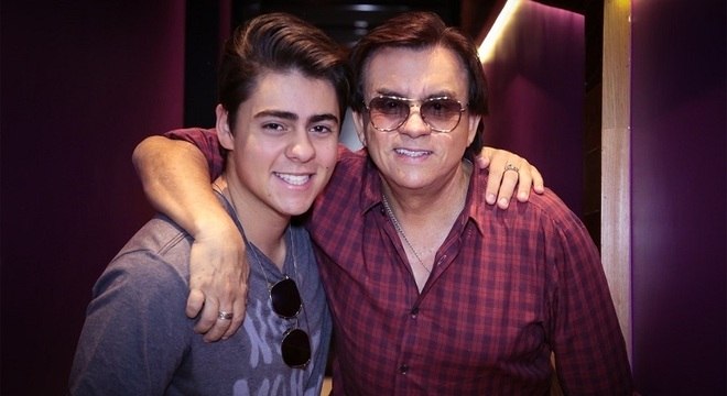 Enrico posa com o pai, Chitãozinho, mentor na gravação do EP