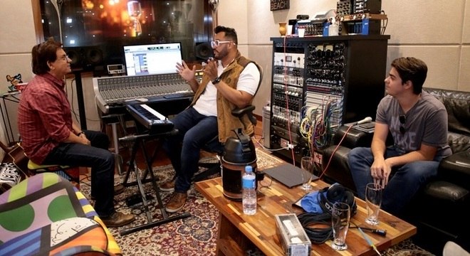 Enrico com o pai Chitãozinho e o produtor do EP, Willian Santos