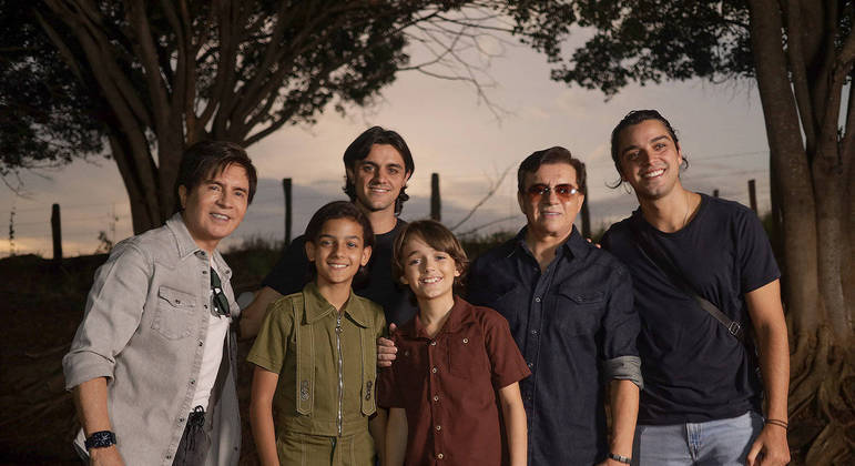 Chitãozinho e Xororó e os atores que vão interpretá-los na série “As Aventuras de José &amp; Durval”