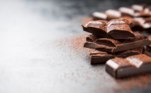 É verdade que ingerir um quadrado de chocolate por dia faz bem para a saúde da pele?  'A gente orienta que o paciente consuma em torno de 30 gramas por dia de chocolate amargo, pois ele tem uma concentração de cacau acima de 70%, e portanto é rico em antioxidantes', afirma a especialista