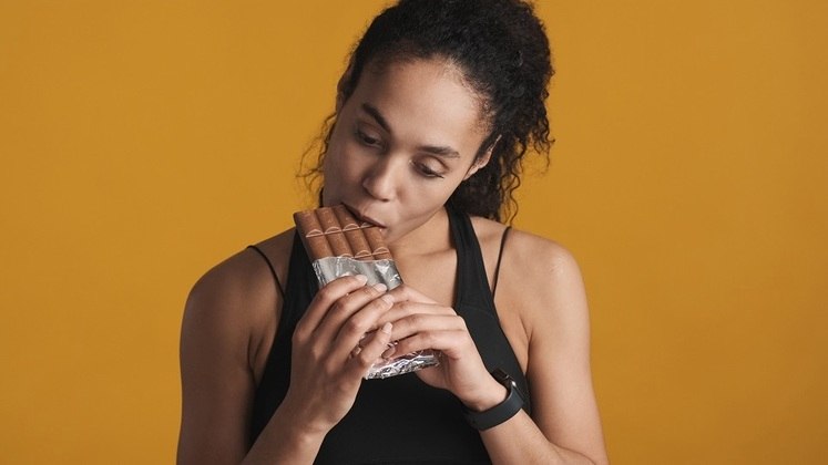 Alterações no apetiteA vontade incessante de comer carboidratos, especialmente doces, deve ser vista como um sinal de alerta. Esses desejos costumam surgir nos momentos do dia de mais ansiedade ou tristeza. Os doces são uma fonte de reposição de serotonina, mas que se esgota muito rapidamente, podendo levar ao aumento de peso e outras consequências associadas ao excesso de açúcar