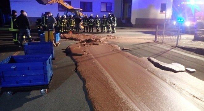 Bombeiros removeram chocolate líquido do asfalto em cidade na Alemanha