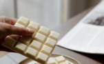 O chocolate branco traz algum benefício para a saúde? Não. 'O chocolate branco nem deveria ser chamado de chocolate porque tem alto teor de gordura hidrogenada e não tem cacau, mas sim manteiga de cacau', afirma a médica. De acordo com ela, a grande quantidade de gordura hidrogenada pode levar ao aumento da oleosidade da pele e ao aparecimento de acne, além de aumentar o risco de complicações cardiovasculares. A recomendação é que o consumo de chocolate branco seja substituído pelo chocolate amargo