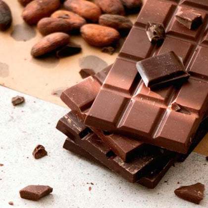  Chocolate: Feito com a amêndoa fermentada e torrada do cacau, fornece energia devido à sua concentração de açúcar e teobromina, um alcaloide da mesma família da cafeína. 