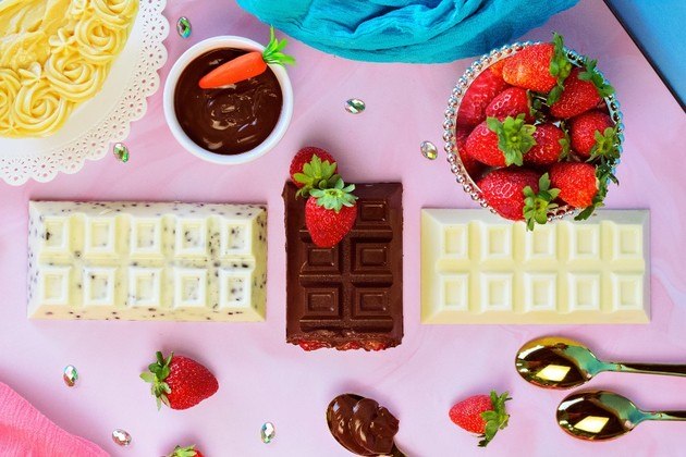 Chocolate engorda? A verdade é que nenhum alimento é capaz de engordar ou emagrecer isoladamente. O importante, segundo a especialista, é consumir de forma moderada e na quantidade adequada para que não haja um resultado de ganho de peso. “A orientação, também vemos em estudos até pensando no benefício do cacau, é de comer uma média de 10 a 20 gramas de chocolate por dia”, afirma Thais 