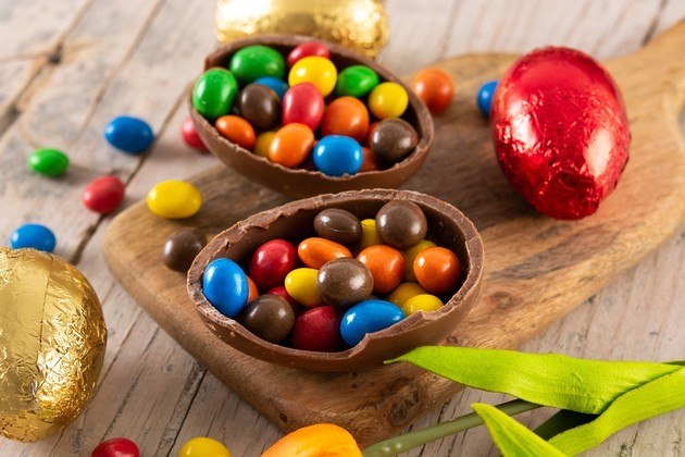 O domingo de Páscoa é o dia do ano mais aguardado por quem quer ganhar e comer muito chocolate. Acontece que o doce, feito a partir do cacau, é cercado de questões e alguns mitos que podem até parecer história para enrolar crianças. Afinal, comer muito chocolate dá dor de barriga? Engorda? Dá espinha? A seguir, Thais Barca, nutricionista funcional e esportiva, esclarece algumas dessas dúvidas 