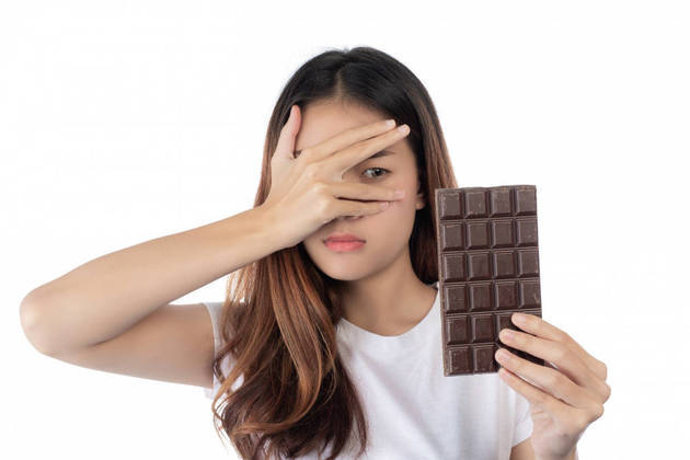 O importante é comer com moderação, segundo a nutricionista, para evitar a culpa e os excessos. Ela recomenda o consumo do chocolate após grandes refeições, como almoço e jantar, para que a digestão seja feita de forma mais saudável.  “Como essas refeições têm bastante fibra e proteína, o açúcar do chocolate não vai tão rápido para a corrente sanguínea e não vai ser estocado como gordura, como seria caso fosse consumido em um momento em que a pessoa está em jejum”, explica  