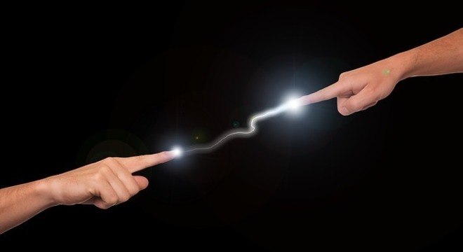Eletricidade estática é a explicação do porquê pessoas podem dar choques
