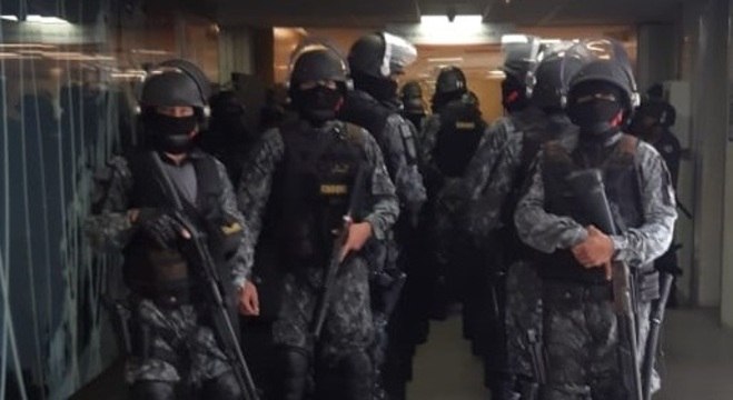 Tropa de choque invade corredores da Alesp em meio a protesto de servidores
