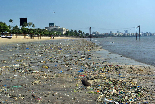 Chowpatty Beach - Índia - Fica em Mumbai e é uma das mais sujas do mundo. Tanto a areia como a água representam risco à saúde dos frequentadores. 