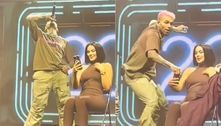 Chris Brown convida fã para o palco e arremessa o celular dela na plateia 