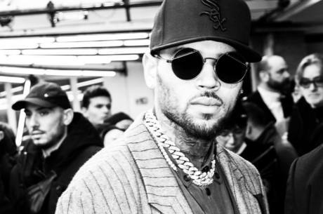 Chris Brown é solto após acusação de estupro