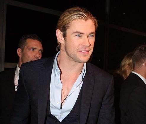 Chris começou sua carreira na televisão australiana, antes de ganhar destaque internacional. Em 2002, Hemsworth estrelou dois episódios da série de televisão de fantasia “Guinevere Jones”, interpretando o Rei Arthur.