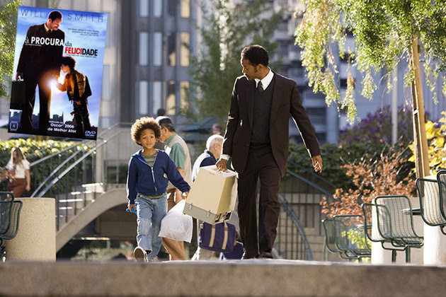 Chris Gardner, interpretado por Will Smith no filme “À Procura da Felicidade”, enfrenta diversas dificuldades para conseguir emprego e cuidar do filho da melhor maneira possível. O filme mostra sua batalha. 