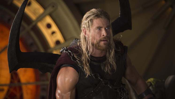 Chris HemsworthAté o Deus do Trovão se machuca! O ator Chris Hemsworth sofreu um acidente nas gravações de Thor: Amor e Trovão e feriu as costas. Segundo o programa E! News, o astro precisou tomar injeções de cortisona na coluna, mas sem necessidade de ficar internado