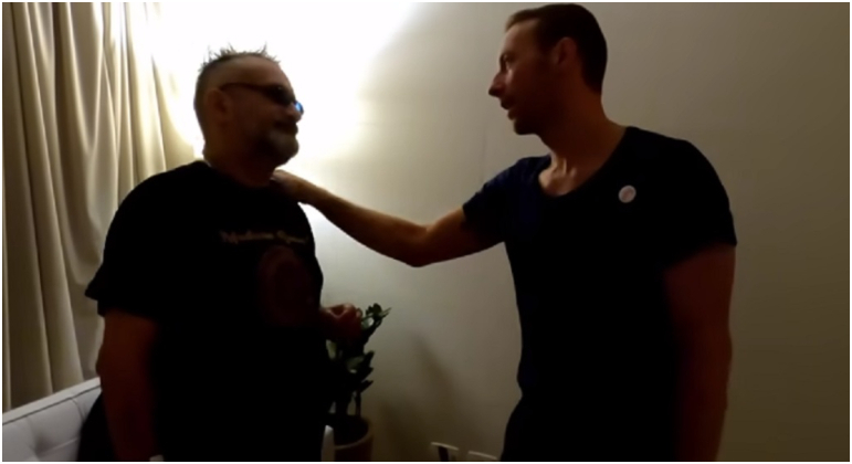 Chris Martin, do Coldplay, se encontra com crítico Regis Tadeu