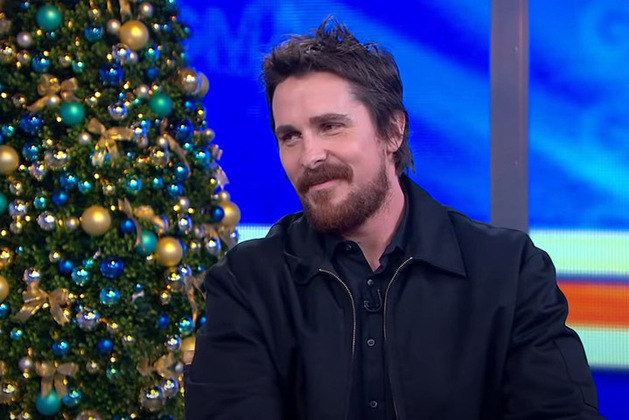 Christian Bale - O ator britânico, 48 anos, tem mania de passar embaixo de escadas. Ué, mas não dizem que isso que dá azar?  Sim. Mas Bale, famoso pelo mau humor a ponto de ser rude com os fãs, já disse que o objetivo é 