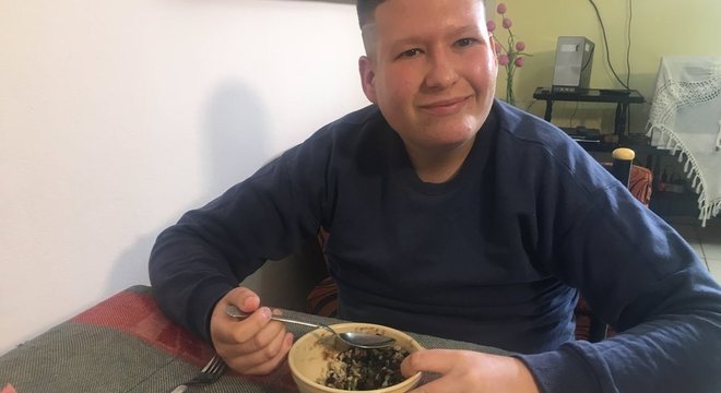 Christian pode ter um acesso de fúria e ficar violento se não receber a comida que deseja