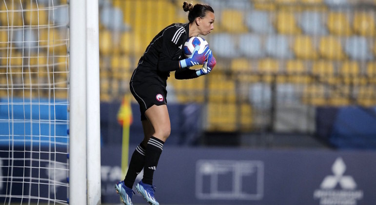 Christiane EndlerMelhor goleira do mundo em 2021, a chilena decidiu deixar os gramados durante os Jogos Pan-Americanos de Santiago, no Chile. Após a equipe se classificar na semifinal, em jogo contra os Estados Unidos, a veterana que acumulou participações em Copas do Mundo e Jogos Olímpicos afirmou que aquela seria a sua última partida de futebol