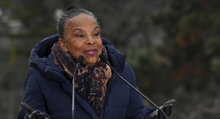Christiane Taubira discursa ao oficializar sua candidatura às eleições presidenciais da França
