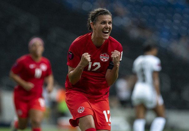 Christine Sinclair tem 40 anos e muito futebol para mostrar na sexta Copa do Mundo da carreira! A canadense é a maior artilheira de seleções do mundo, femininas e masculinas, com 190 gols marcados. Com o número, ela está em disparado acima de Cristiano Ronaldo ou Messi, que tem 123 gols e 103 gols. Nos Jogos Olímpicos de Tóquio, em 2021, foi campeã olímpica e, no Mundial de 2023, buscará ser campeã do mundo