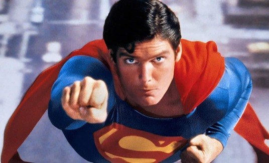 Imagem feita por computador de Christopher Reeve em The Flash gera revolta entre filhos do ator (Warner Bros./Divulgação)