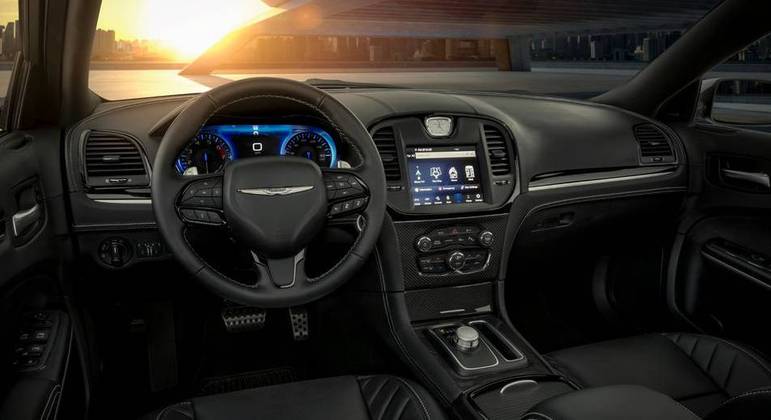 Interior bem tradicional traz o essencial dentro da linha do Chrysler 300C