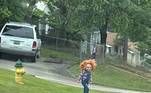 Uma criança fantasiada de Chucky, o Brinquedo Assassino, espalhou terror em uma vizinhança do Alabama, nos Estados Unidos. O susto maior foi tomado por Kendra Walden, que andava de carro com outras duas mulheres quando viu a criança