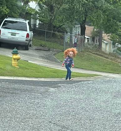 Uma criança fantasiada de Chucky, o Brinquedo Assassino, espalhou terror em uma vizinhança do Alabama, nos Estados Unidos. O susto maior foi tomado por Kendra Walden, que andava de carro com outras duas mulheres quando viu a criança