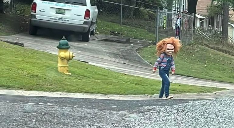 Não é todo dia que vemos um Chucky de 5 anos atravessando a rua