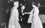 A rainha Elizabeth 2ª morreu nesta quinta-feira (8), aos 96 anos. Em sete décadas como a principal monarca britânica, Sua Majestade se encontrou com centenas de líderes mundiais. Nesta foto, tirada em 1955, Elizabeth 2ª, que na época estava à frente da família real havia dois anos, cumprimenta o então primeiro-ministro do Reino Unido, Winston Churchill, após um jantar em Londres*Estagiário do R7, sob supervisão de Lucas Ferreira
