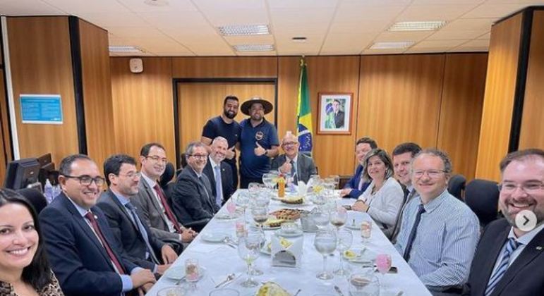 ‘Churrasqueiro das celebridades’ faz churrasco dentro do MEC – Notícias