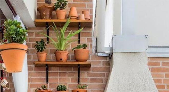 Churrasqueira com móveis de madeira