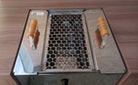 Uma churrasqueira de inox está disponível no lote 89. Ela poderá ser comprada por pelo menos R$ 200