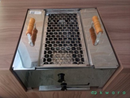 Uma churrasqueira de inox está disponível no lote 89. Ela poderá ser comprada por pelo menos R$ 200